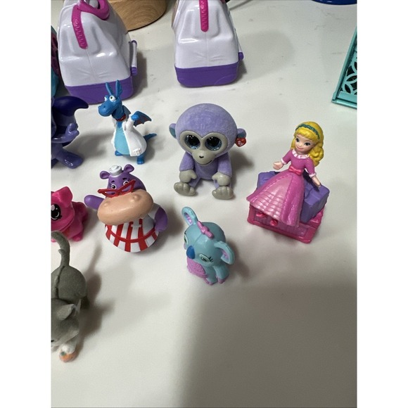 Lot of 16 Character Toys And 4 Pet Carriers - Picture 4 of 6